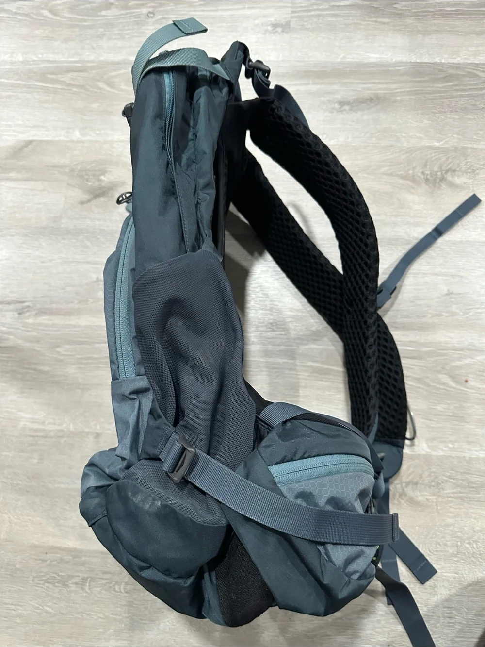 BGA36 Osprey Manta AG 28 Backpack Teal Blue W/ Rain Cover Hiking Biking Camping